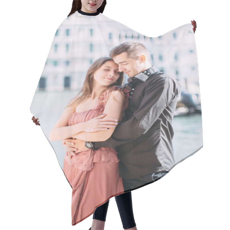 Personality  Couple Posing On Seafront During Honeymoon In Venice Hair Cutting Cape