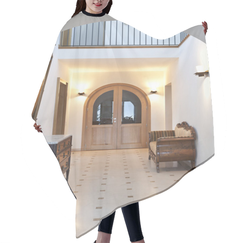 Personality  Corridor With Antique Sofa Hair Cutting Cape