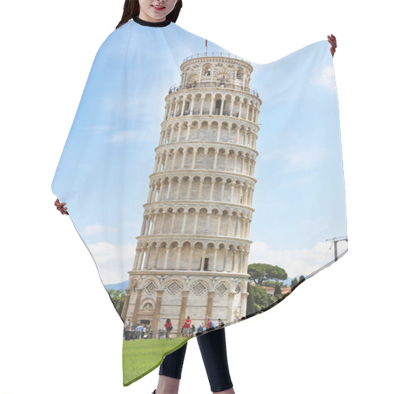 Personality  PISA ITALY, MAY 02 JUNE: Tourists Visiting The Leaning Tower Of Pisa Italy - Famous Italian Landmarks. Editorial Use. Hair Cutting Cape