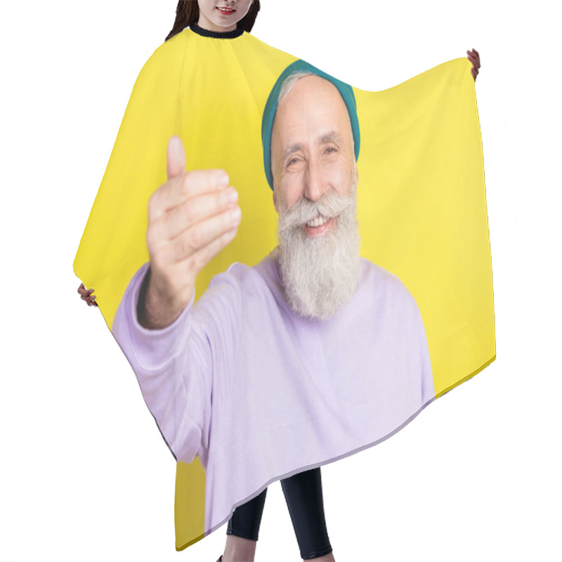 Personality  Photo portrait of elder man showing come on gesture inviting sign isolated on vibrant yellow color background hair cutting cape