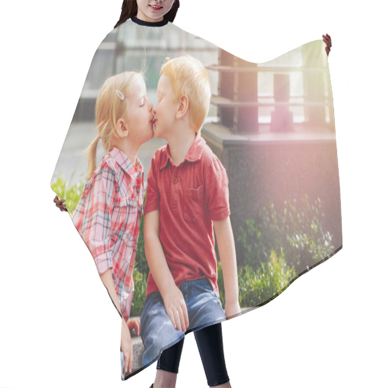 Personality   Little Boy And Girl Kissing Each Other Hair Cutting Cape