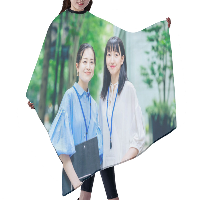 Personality  Asian Business Women Lined Up Outdoors Hair Cutting Cape