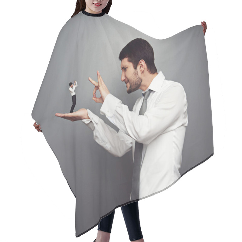 Personality  Boss Kicking Out Of The Employer Hair Cutting Cape