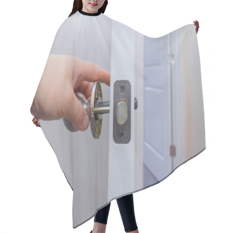 Personality  Carpenter At Lock Installation With Out The Door Knobs Wood Door Hair Cutting Cape