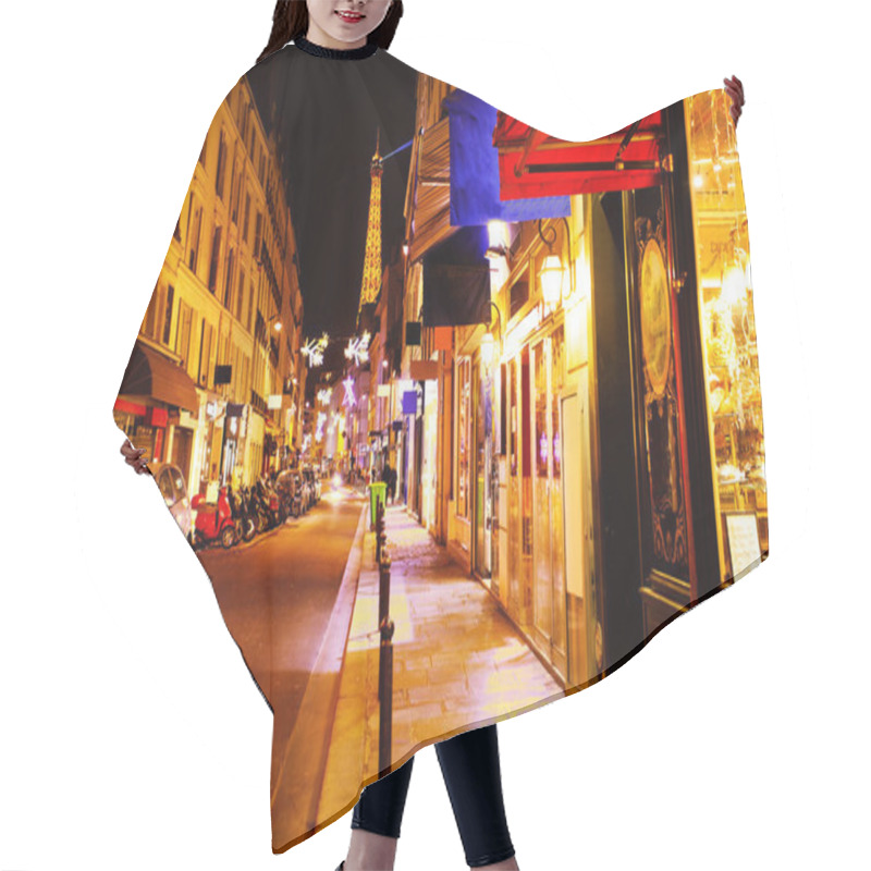 Personality  04 Decembre 2016 Pairs - Night View Of City Downtown Street With Hair Cutting Cape