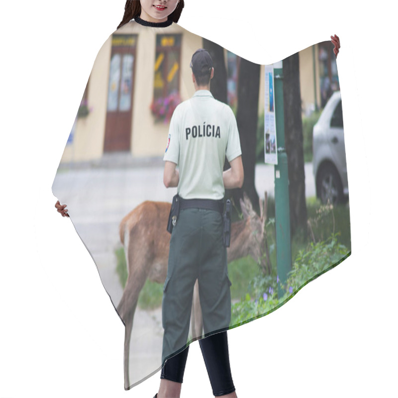 Personality  Deer In The Street / Policeman Rescue A Young Deer Hair Cutting Cape