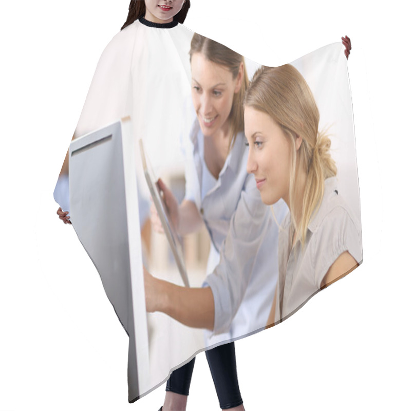 Personality  Smiling Businesswomen Hair Cutting Cape