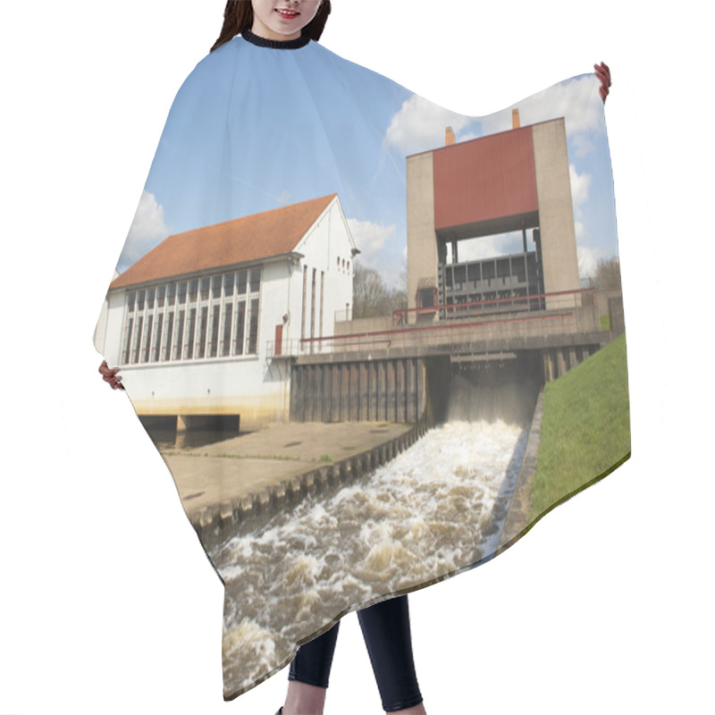 Personality  Weir With Running Water Spill Hair Cutting Cape