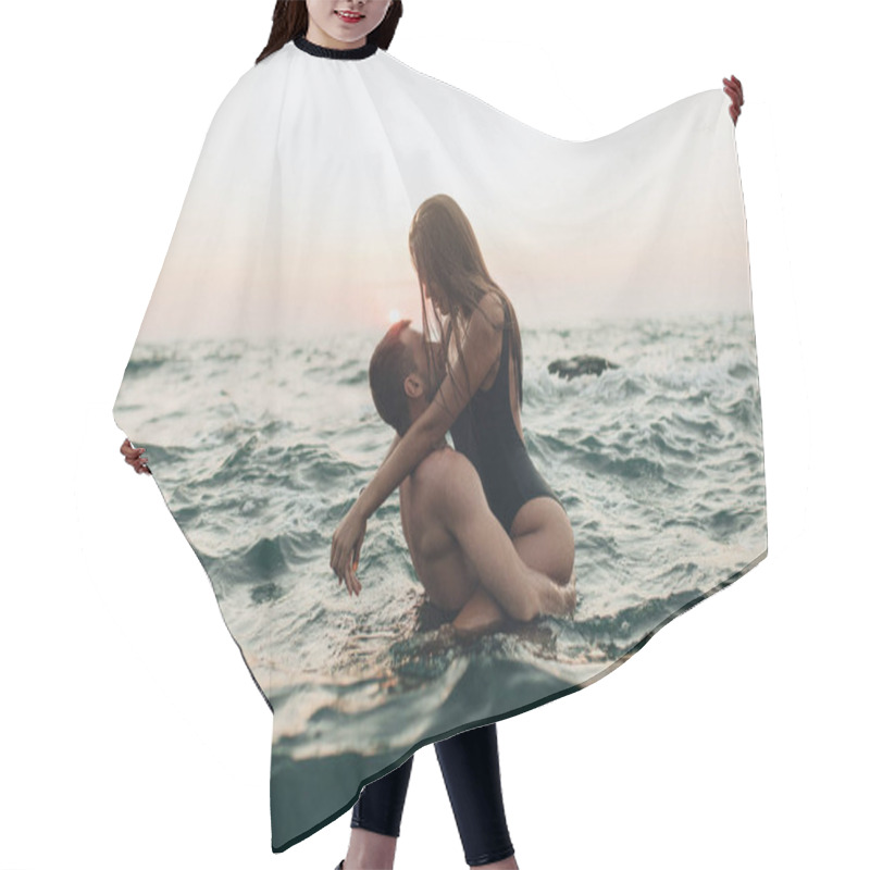 Personality  Lovely Couple Kissing In The Sea Hair Cutting Cape