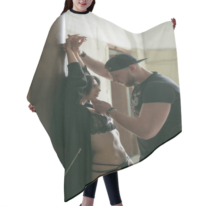 Personality  Powerful Man Dominates Beautiful Woman Hair Cutting Cape