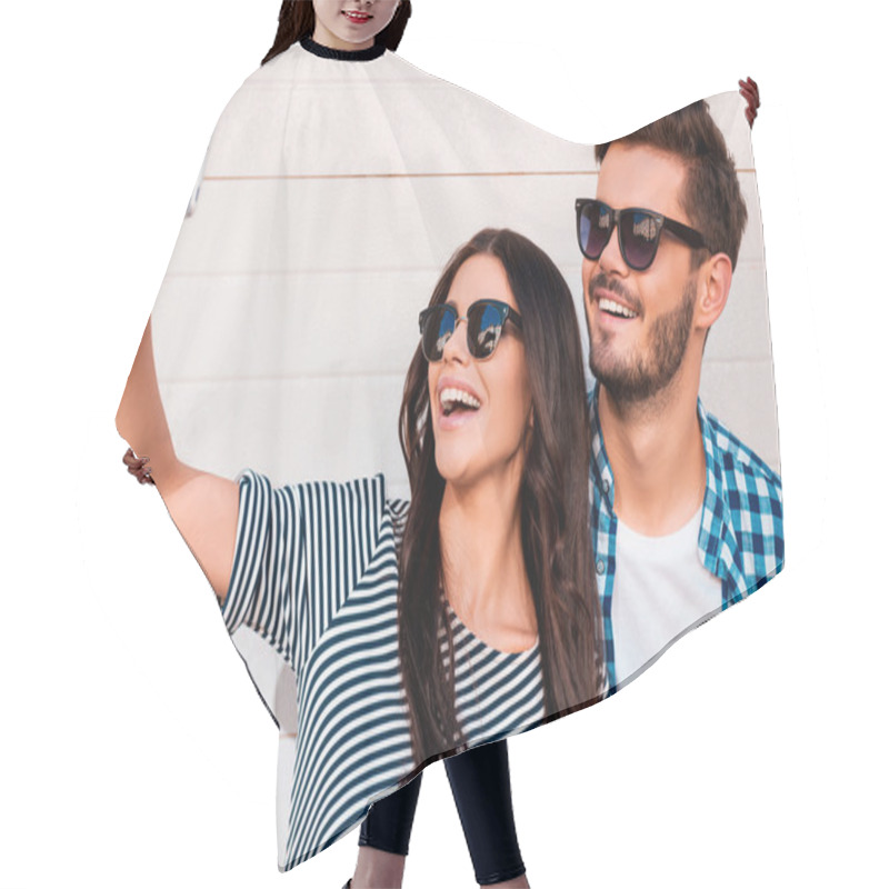 Personality  Loving Couple Making Selfie Hair Cutting Cape