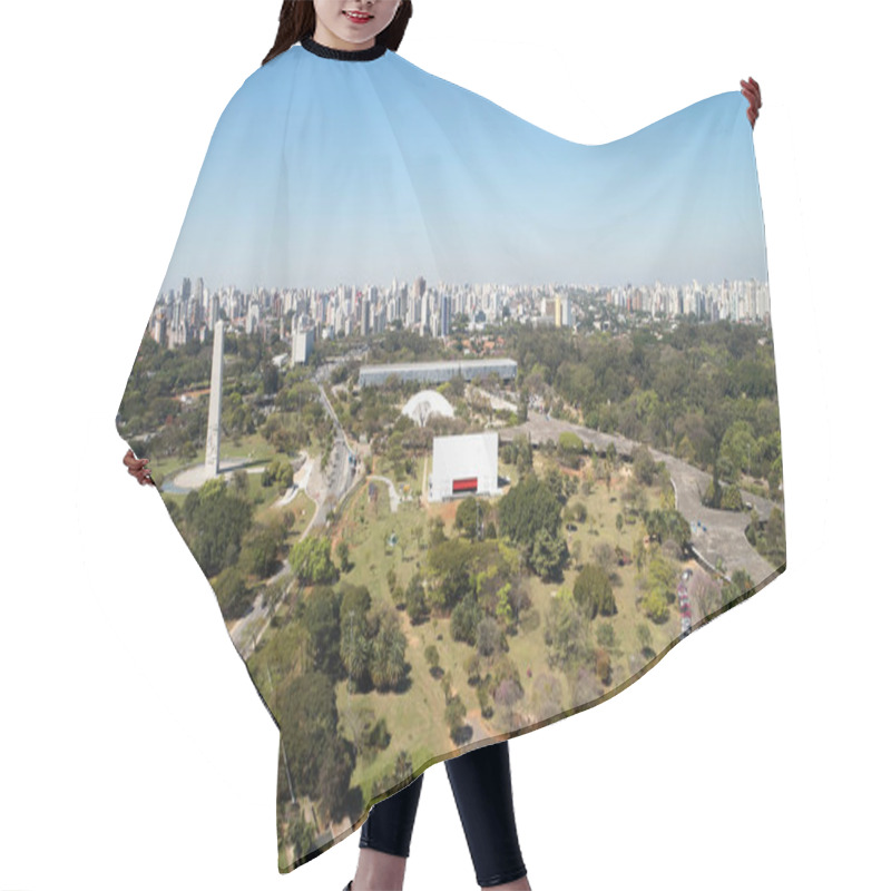 Personality  Aerial View Of Ibirapuera Park In Sao Paulo City, Obelisk Monument. Prevervetion Area With Trees And Green Area Of Ibirapuera Park. Office Buildings And Apartments In The Background On A Sunny Day. Hair Cutting Cape