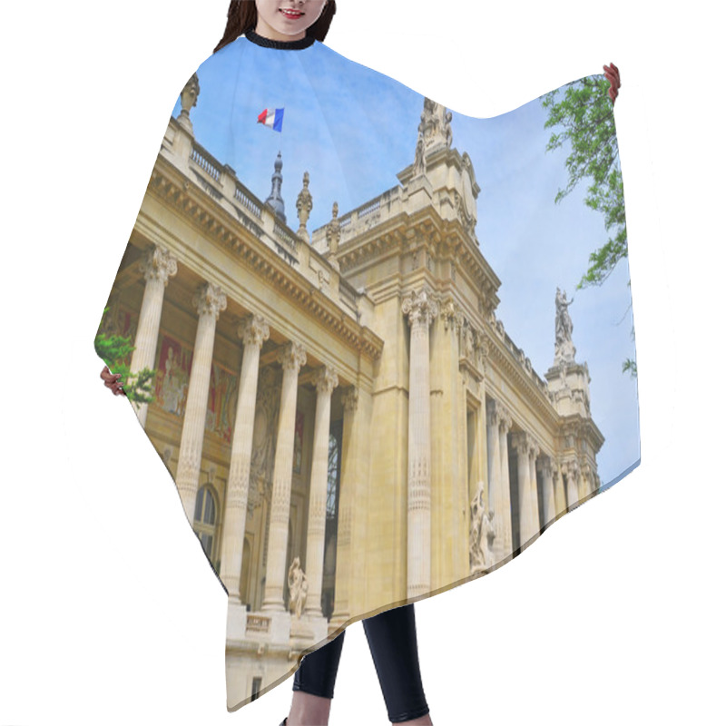 Personality  Grand Palais In Paris, France Hair Cutting Cape