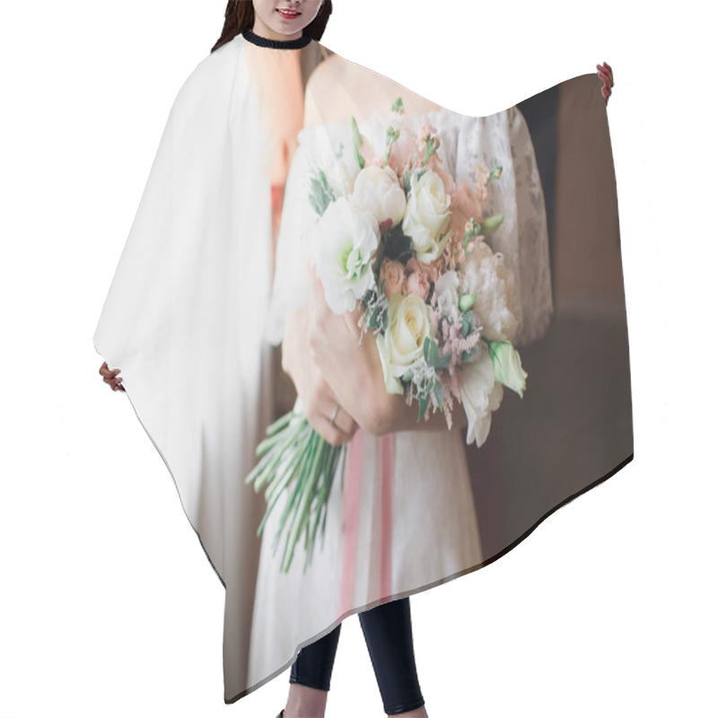 Personality  Wedding Bouquet In The Hands Of The Bride Hair Cutting Cape