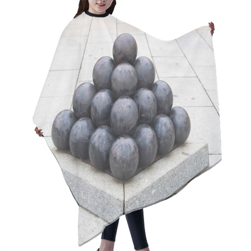 Personality  Old Black  Iron Cannon Balls Arranged In Pyramid Shape Hair Cutting Cape