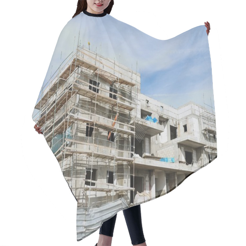 Personality  Three-storeyed Apartment Building Under Construction Hair Cutting Cape