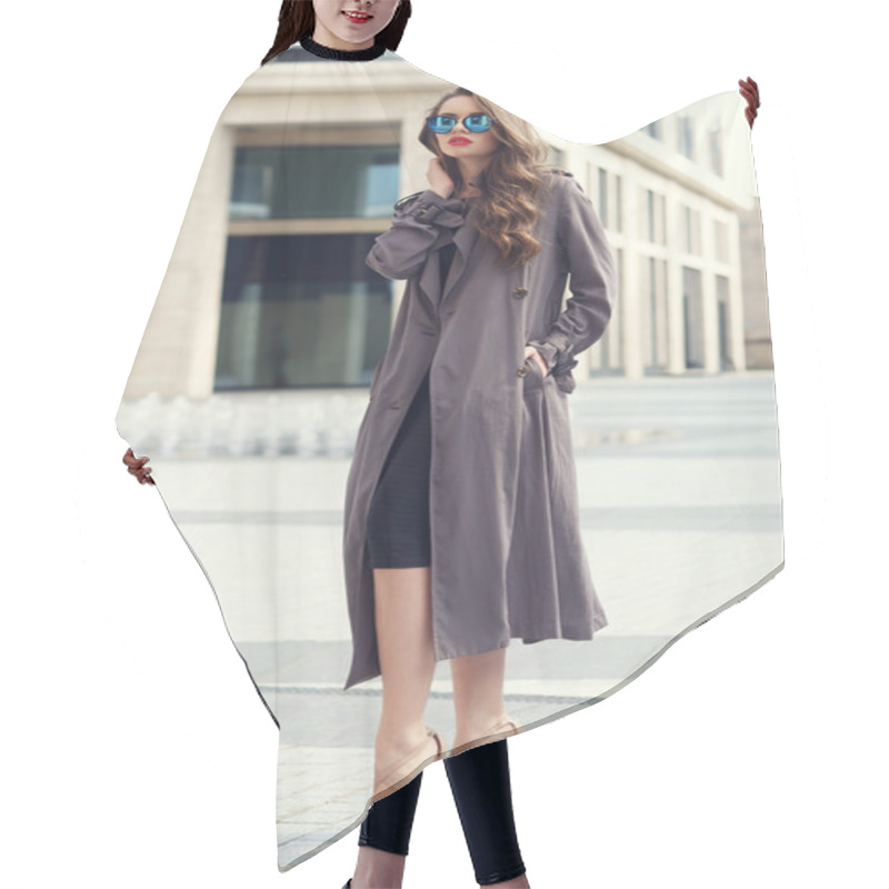 Personality  Stylish Woman Walking In The City Hair Cutting Cape