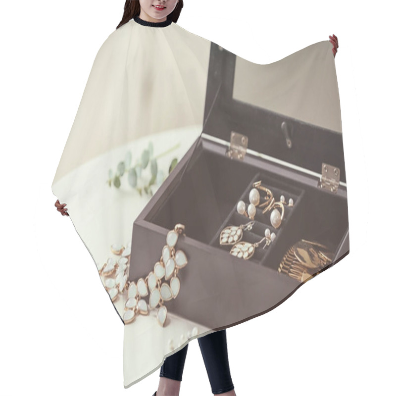 Personality  Bijouterie In Jewelry Box Hair Cutting Cape