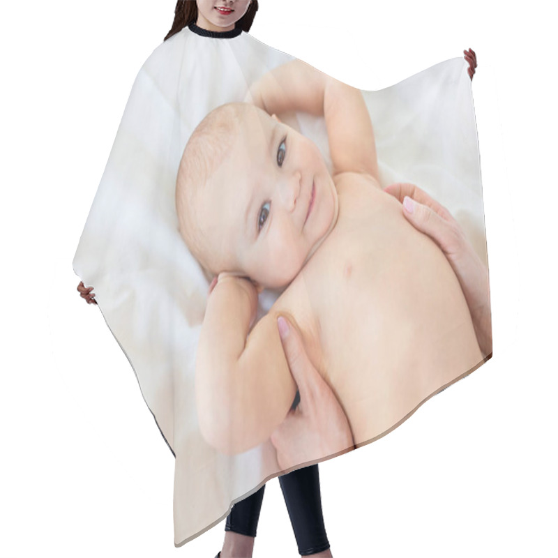 Personality  Mother Massaging Baby   Hair Cutting Cape