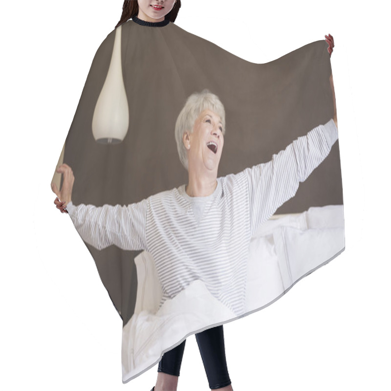 Personality  Mature Woman Yawning Hair Cutting Cape