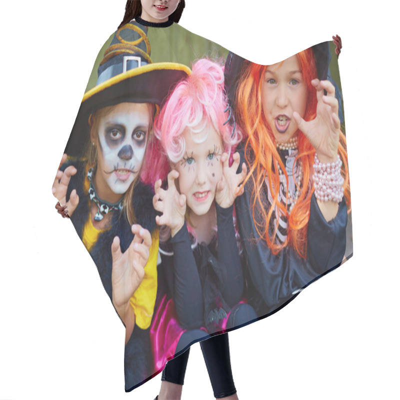 Personality  Girls In Halloween Costumes Hair Cutting Cape