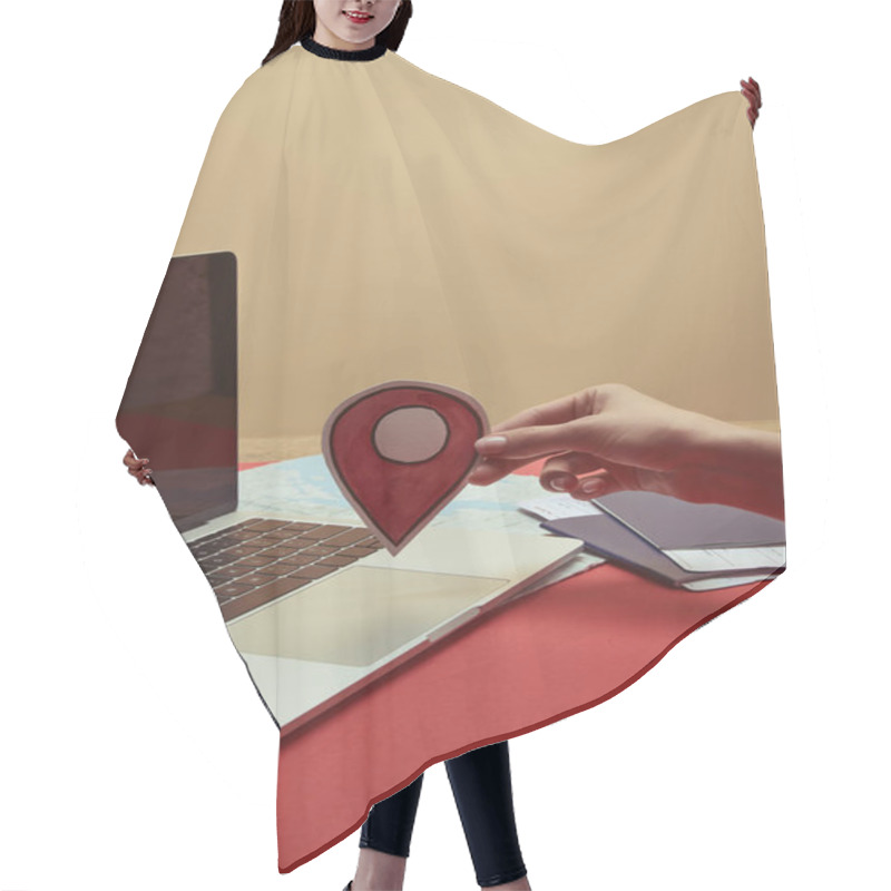 Personality  Cropped Image Of Woman Holding Location Sign Near Laptop Hair Cutting Cape