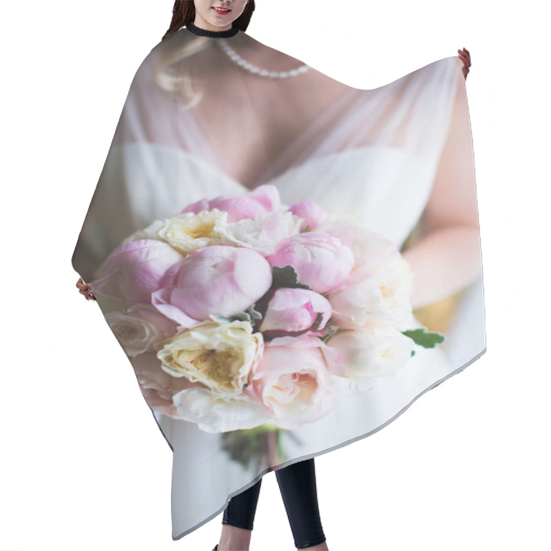 Personality  Bride Is Holding A Beautiful Delicate Pink Bridal Bouquet Hair Cutting Cape