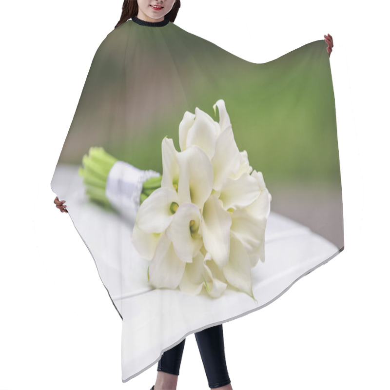 Personality  Beautiful Wedding Bouquet Of White Calla Hair Cutting Cape