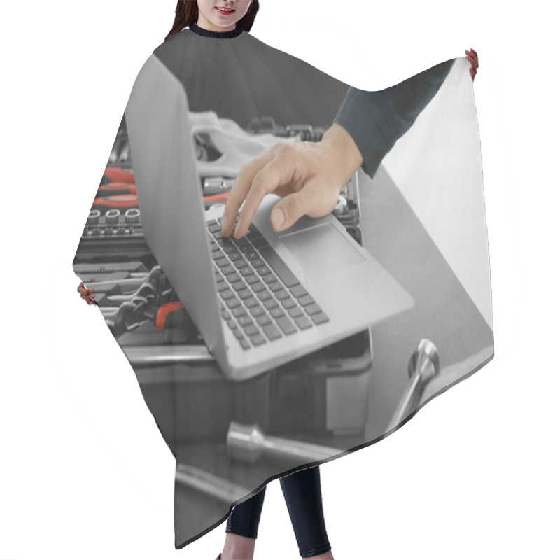 Personality  Auto Mechanic Working With Laptop Hair Cutting Cape