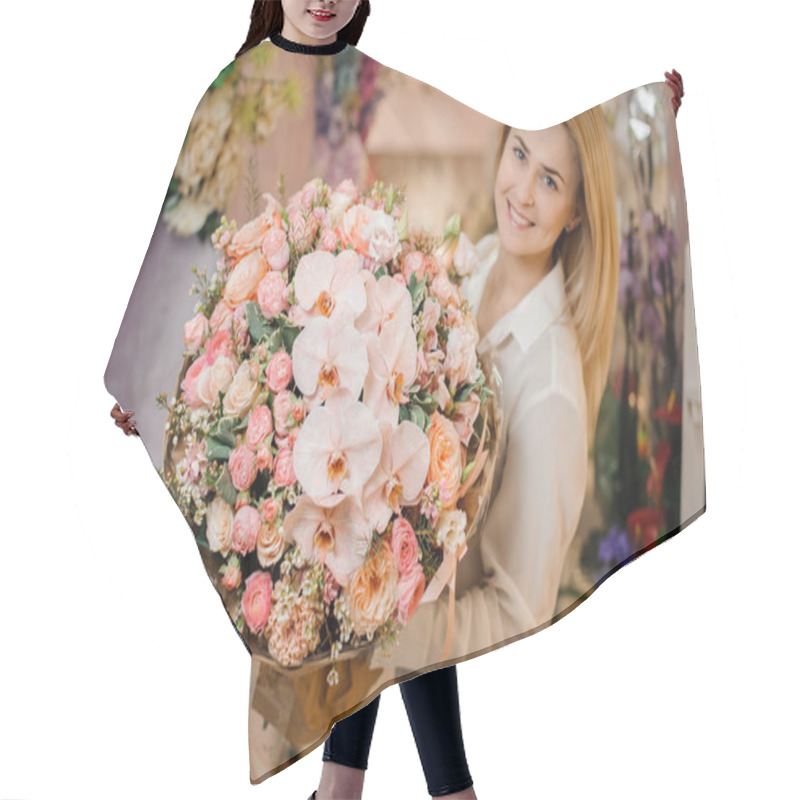 Personality  Girl Holding A Beautiful Bouquet Of Orchid And Roses Hair Cutting Cape