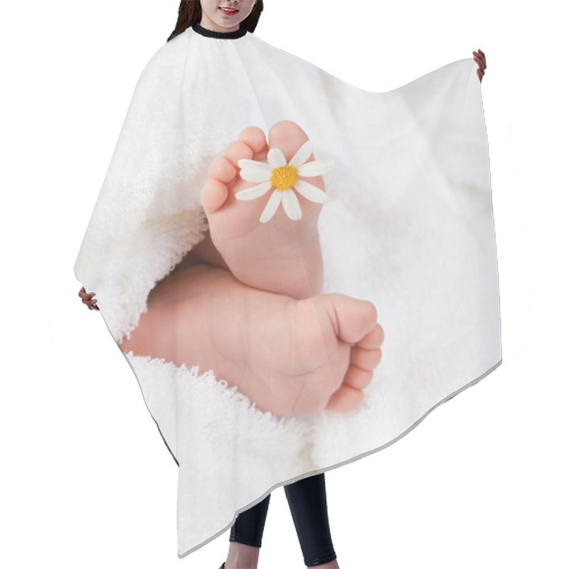 Personality  Lovely Infant Foot With Little White Daisy Hair Cutting Cape