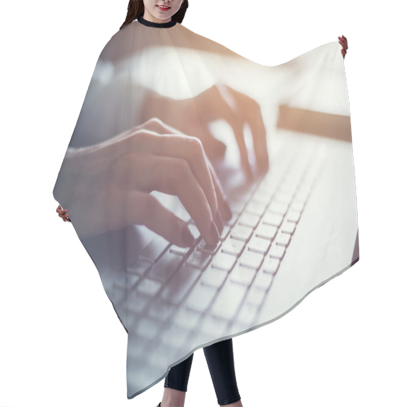 Personality  Working At Home With Laptop Woman Hair Cutting Cape