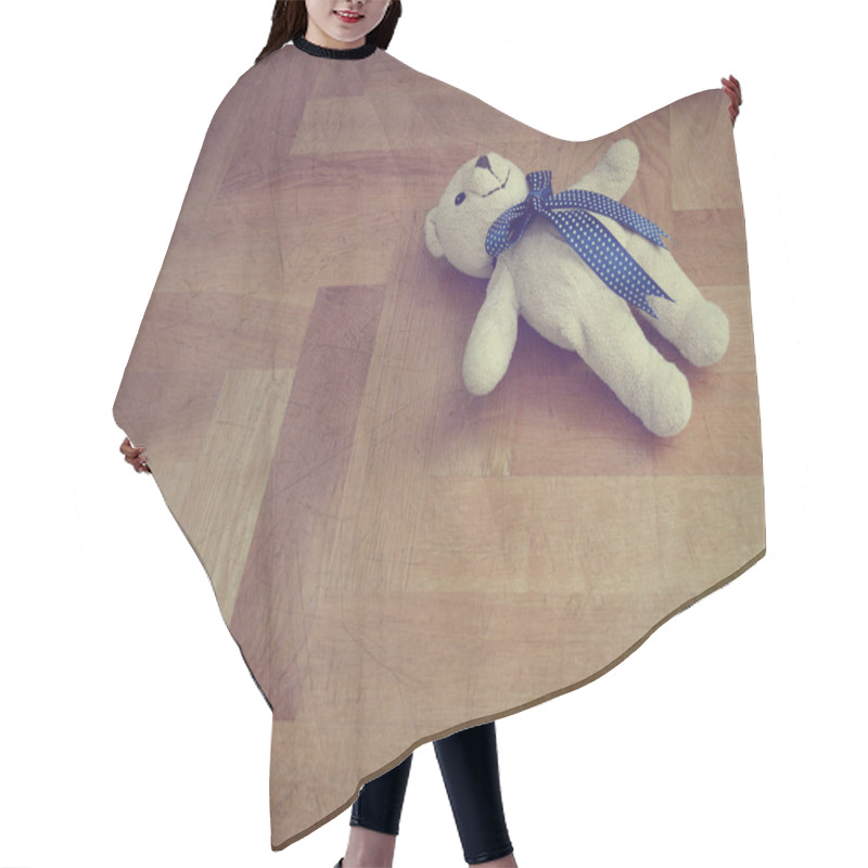 Personality  Lonely Teddy Bear On The Floor - Retro Styled Hair Cutting Cape