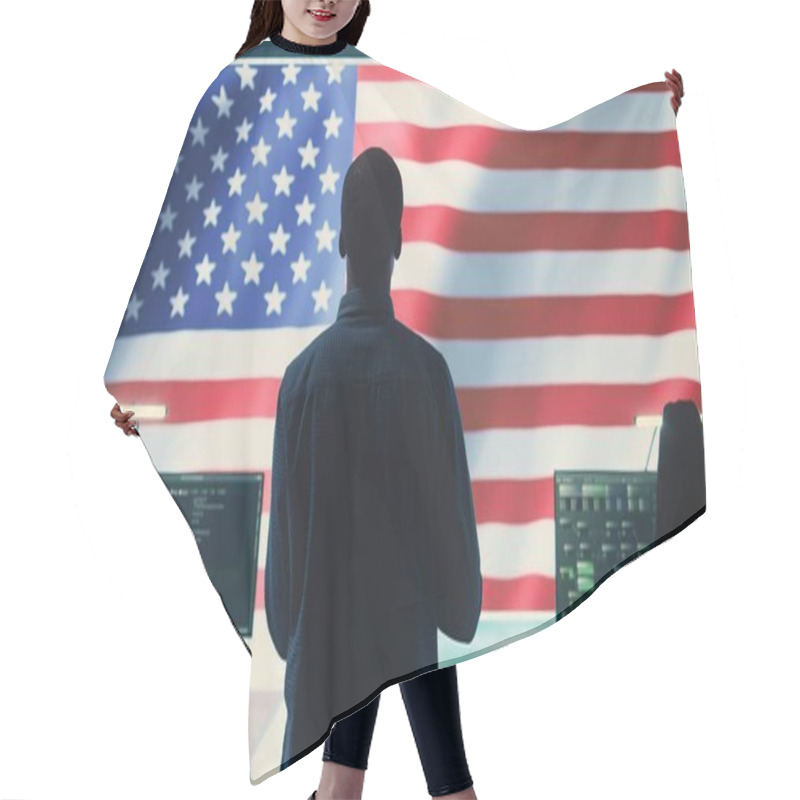 Personality  A Technical Team In A Governmental Cyber Environment With The USA Flag. Focus On Cybersecurity Strategy, Threat Management And Secure Operations For National Security And Digital Defense. Camera B. Hair Cutting Cape