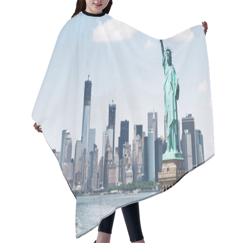 Personality  Brooklyn Bridge And Manhattan Skyline With The Statue Of Liberty Hair Cutting Cape