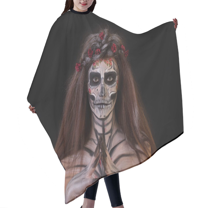 Personality  Beautiful Girl With Scary Halloween Make-up Hair Cutting Cape