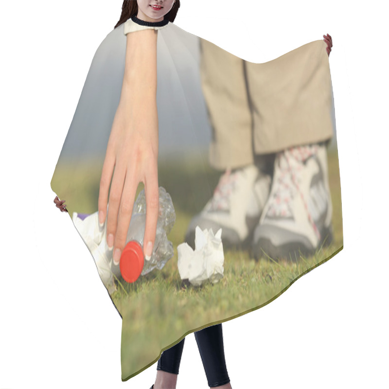 Personality  Eco Hiker Hand Collecting Garbage In The Mountain Hair Cutting Cape