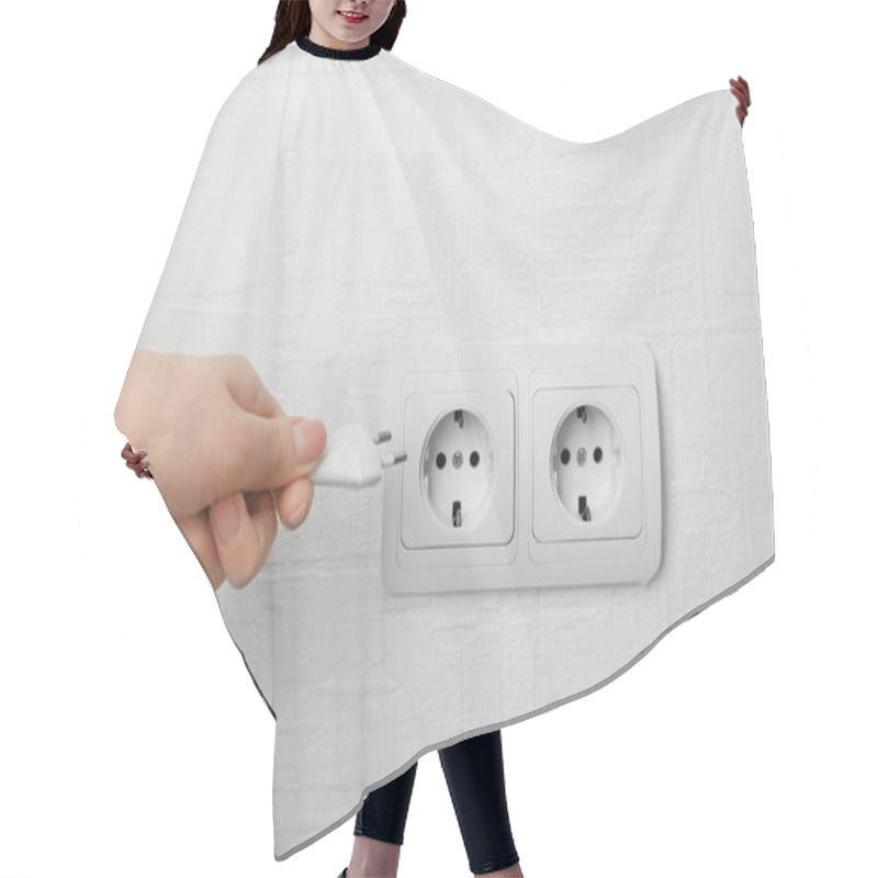 Personality  Hand Putting Plug Hair Cutting Cape