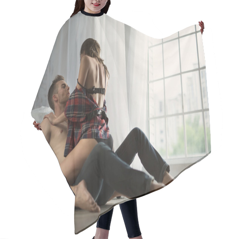 Personality  Passionate Couple Kissing Hair Cutting Cape