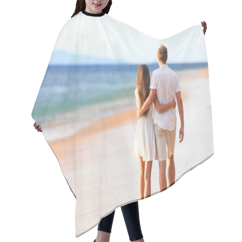 Personality  Couple Walking On Honeymoon Vacation Hair Cutting Cape