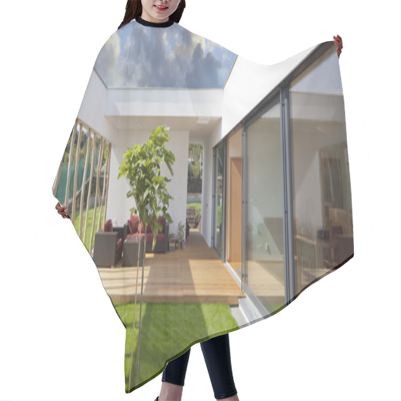 Personality  Modern Home With Privat Garden Hair Cutting Cape