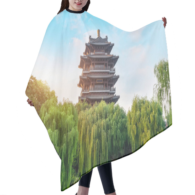 Personality  Ancient Architectural Landscape Of Daming Lake Park In Jina Hair Cutting Cape