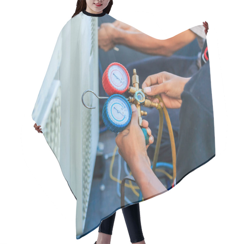 Personality  Technicians Install Air Conditioner Hair Cutting Cape