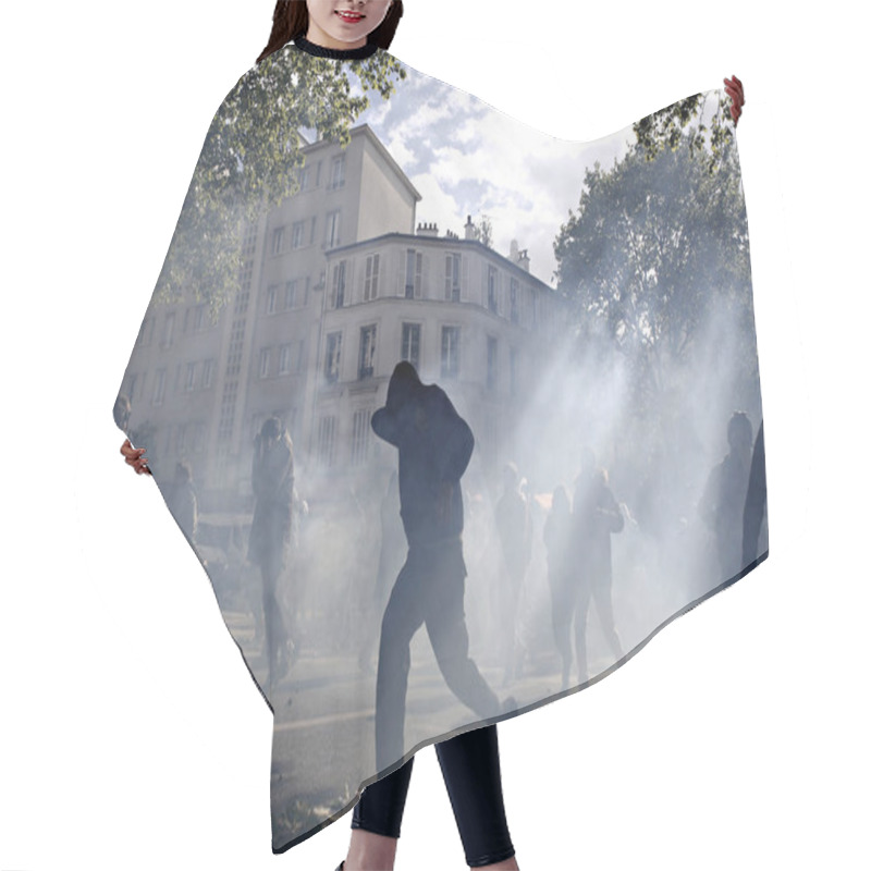 Personality  Demonstrators Clashed With Riot Police During A Demonstration Of The Unions Members And The 'Gilets Jaunes'  Movement Marking Labor Day In Paris, France On May 1st, 2017 Hair Cutting Cape