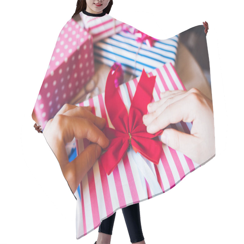 Personality  Gift Wrapping Surprise Holiday Christmas Concept Hair Cutting Cape