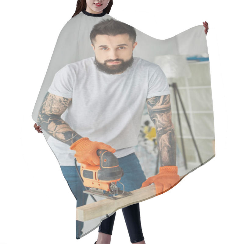 Personality  Handsome Bearded Man Using Electric Jigsaw And Looking At Camera Hair Cutting Cape