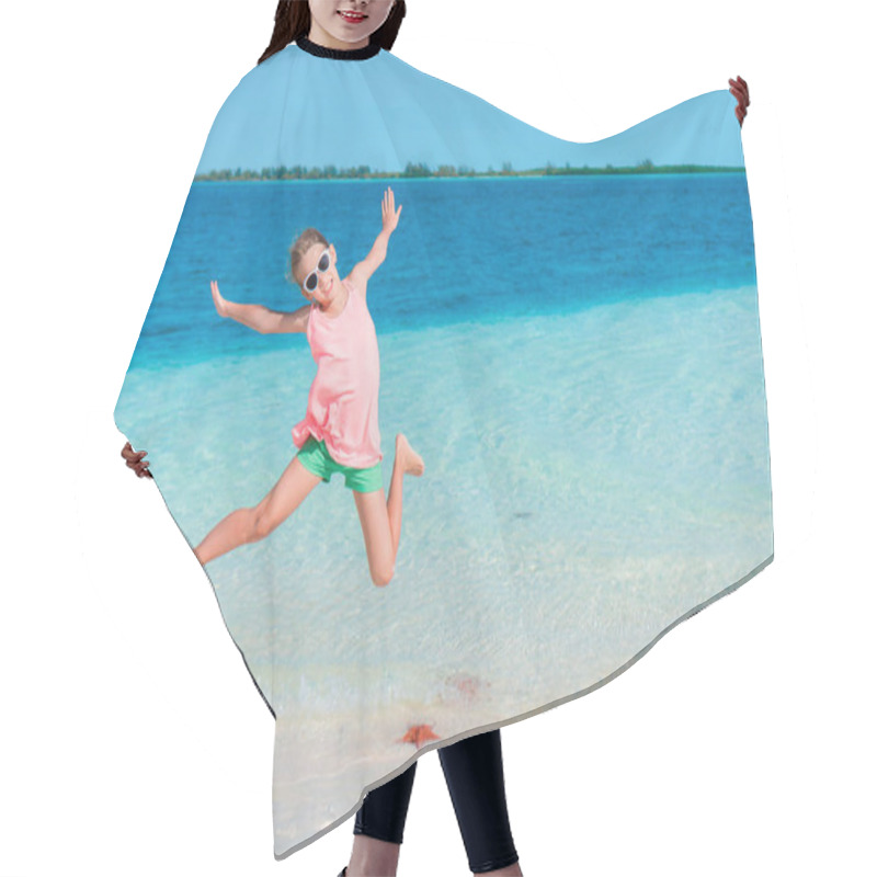 Personality  Adorable Little Girl Having Fun On The Beach Full Of Starfish On The Sand Hair Cutting Cape