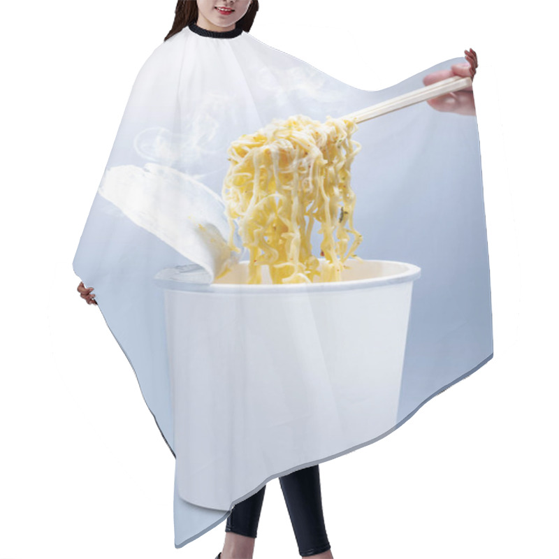 Personality  People Eat The Instant Cup Noodles With Chopstick Hair Cutting Cape