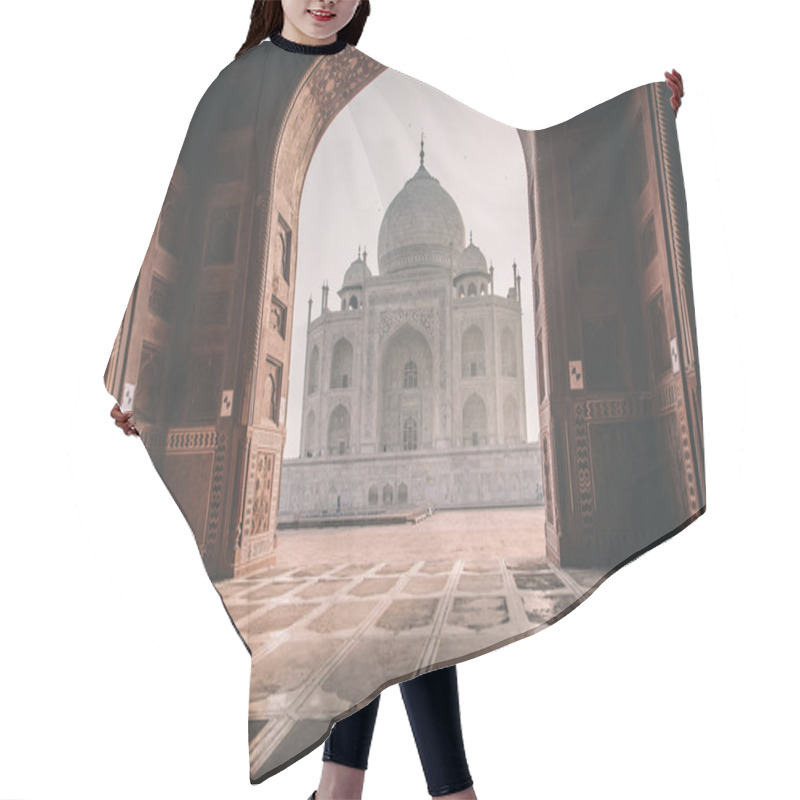 Personality  Taj Mahal From Inside Mihman Khana Hair Cutting Cape