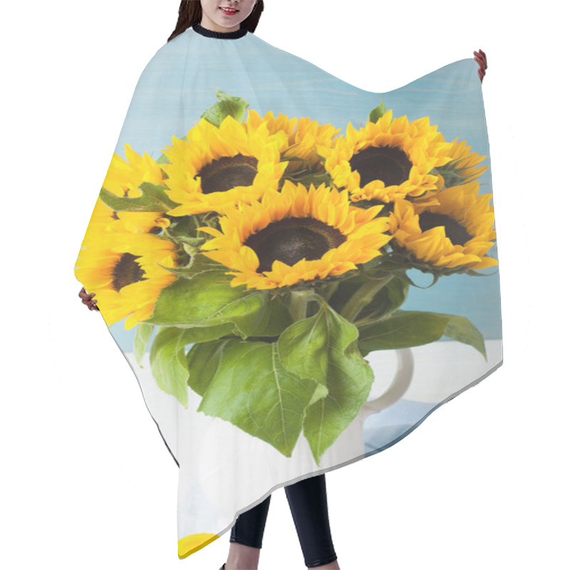 Personality  Beautiful Sunflowers Bouquet In White Vase Hair Cutting Cape